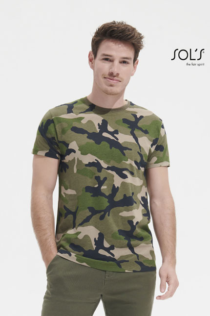 Camo Men - 01188ΜΠΛΟΥΖΕΣ / SOLSΑνδρικό T-shirt παραλλαγήςΠεριγραφή: Κοντά μανίκια με πλαϊνές ραφές και ελαστική στρογγυλή λαιμόκοψη. Το T-shirt διαθέτει φακαρόλα στο λαιμό και στενή γραμμή, ιδανικό για καθημερινή χρήση.Σύνθεση: Jersey 150g/m² - 100% Βαμβάκι Ringspun σεμί-πενιέΕφαρμογή ως Επαγγελματική Ένδυση: Ιδανικό για εργαζόμενους σε περιβάλλοντες όπως η εστίαση ή η διαφήμιση, όπου η άνεση και το στυλ είναι απαραίτητα.Υλικό και Άνεση: Το T-shirt είναι κατασκευασμένο από μαλακό και ανθεκτικό βαμβάκι, προσφέροντας άνεση κατά τη διάρκεια της ημέρας, καθώς και ευχέρεια κινήσεων.Δυνατότητα Προσαρμογής: Υπάρχει δυνατότητα εκτυπώσεων με λογότυπα ή μηνύματα του πελάτη, επιτρέποντάς σας να προσαρμόσετε το ρούχο στις ανάγκες της επιχείρησής σας.Διαθεσιμότητα: Διατίθεται σε ποικιλία χρωμάτων, επιτρέψτε μας να βρούμε αυτό που προτιμάτε!